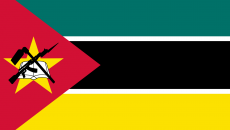 Bandeira de Moçambique A Bandeira de Moçambique inclui a imagem de um fuzil, uma estrela, uma enxada e um livro aberto. Suas cores são o verde, branco, preto, amarelo, vermelho. Conheça o significado das cores e símbolos dessa bandeira.