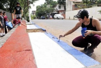 Estudantes pintam calçada com as cores nacionais